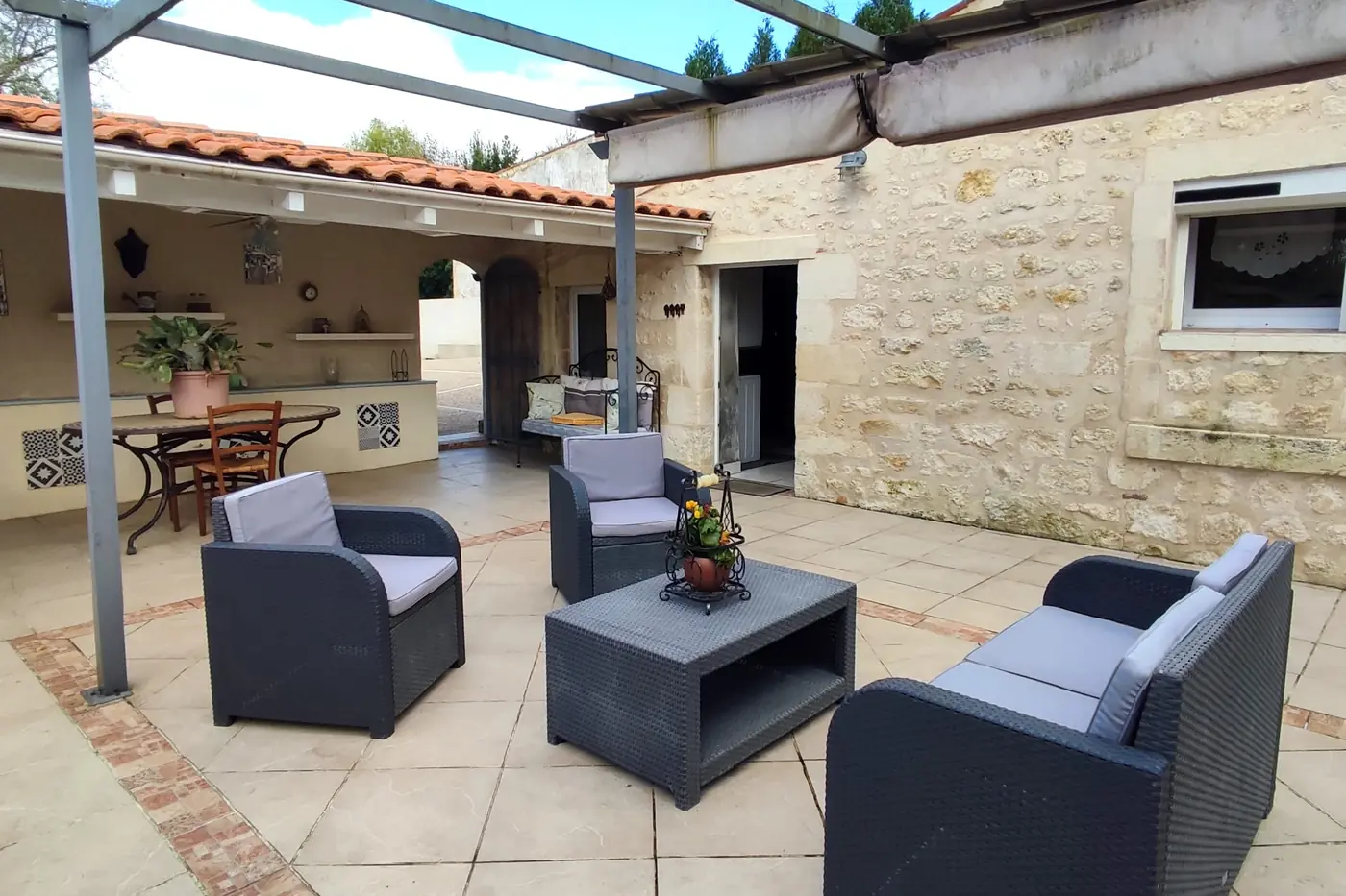 Terrasse couverte d'une maison à vendre