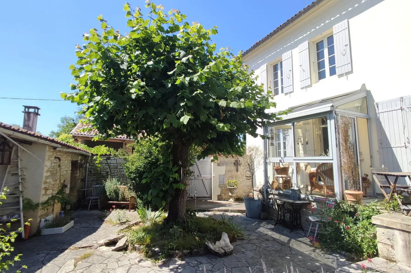 Cour et véranda d'une propriété charentaise