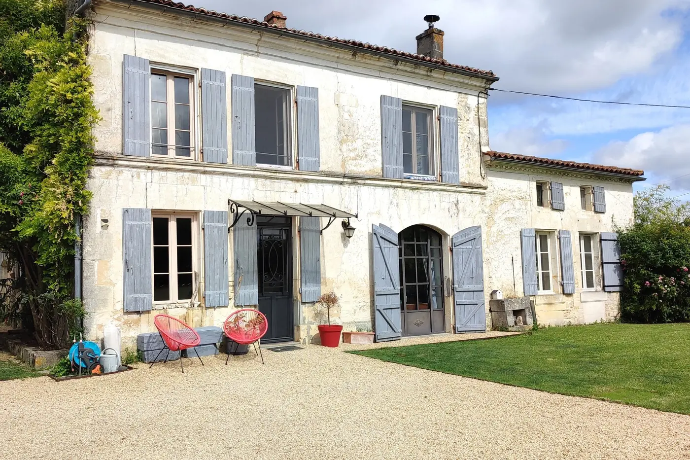 Maison charentaise en pierre mise en vente
